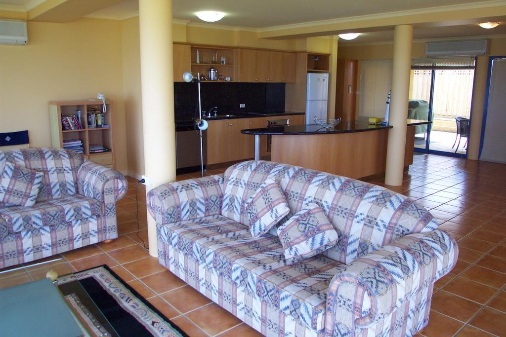 Horizons Beachfront Apartment Порт-Фейри Экстерьер фото